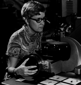    Vera Rubin uses a measuring engine in the 1970s Photograph: Carnegie Institution/AP  
